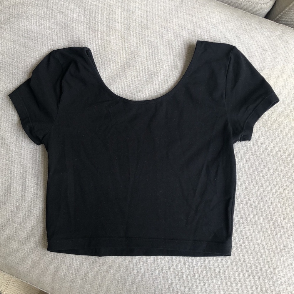 ✨🖤 EUC cropped Talula Fitted Tee 🖤✨ - Picture 3 of 5